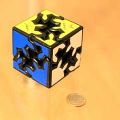 15: Recent Toys Zubatá Kostka Gear Cube 2x2x2